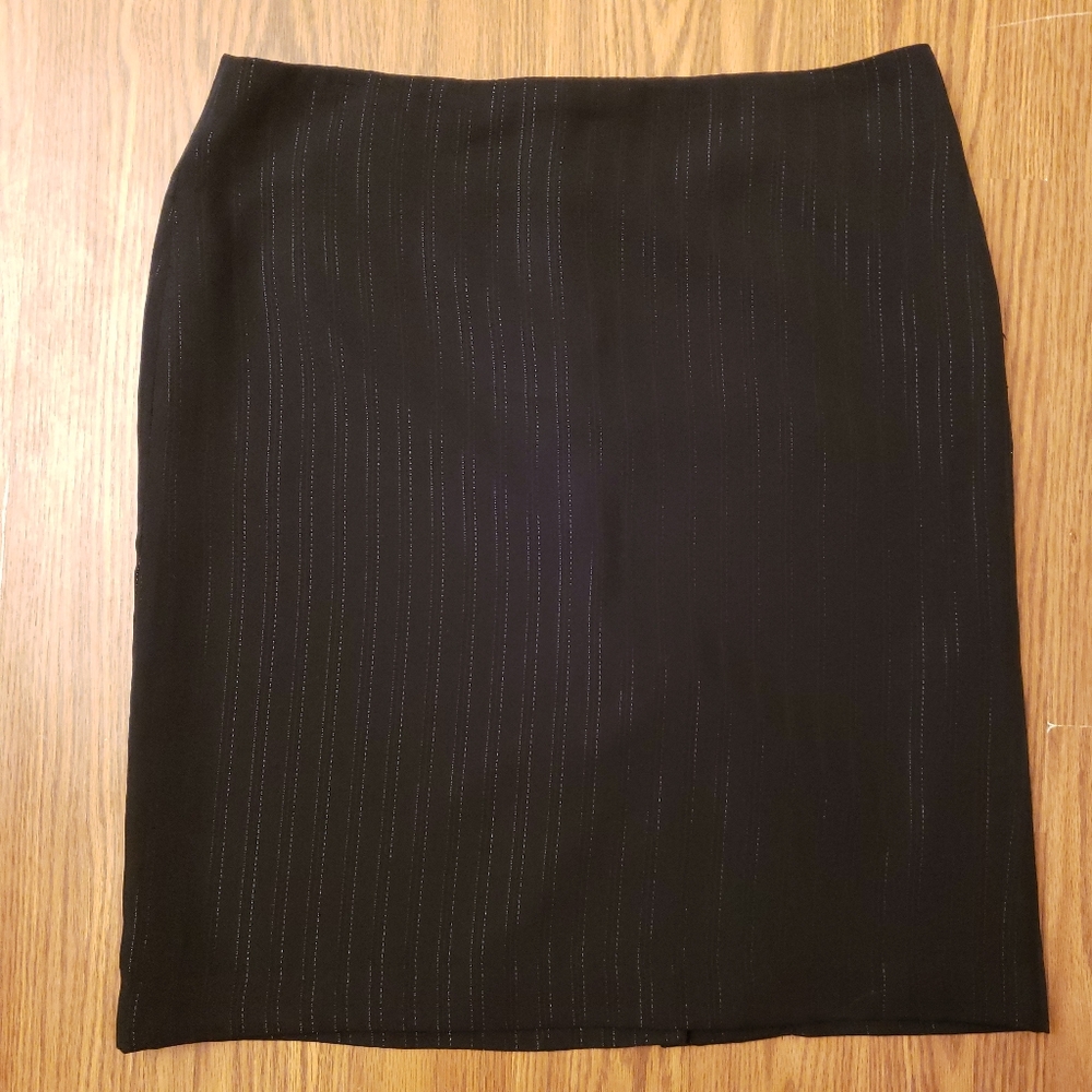 Attention Black With Black Metallic Threading Lines Knee-Length Pencil Skirt